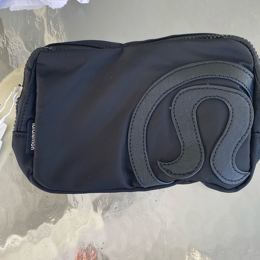 Lululemon Everywhere belt bag